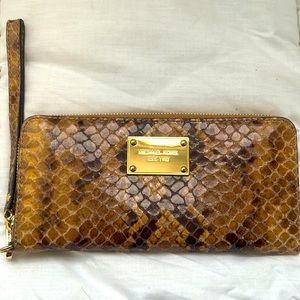 COPY - SOLD 🛑Gorgeous NWOT Michael Kors Tech Continental Wallet!